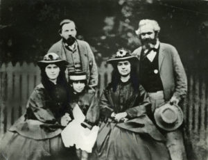 Friedrich Engels und Karl Marx mit seinen Töchtern Laura, Eleonor und Jenny (v.l.n.r.), Mai 1864